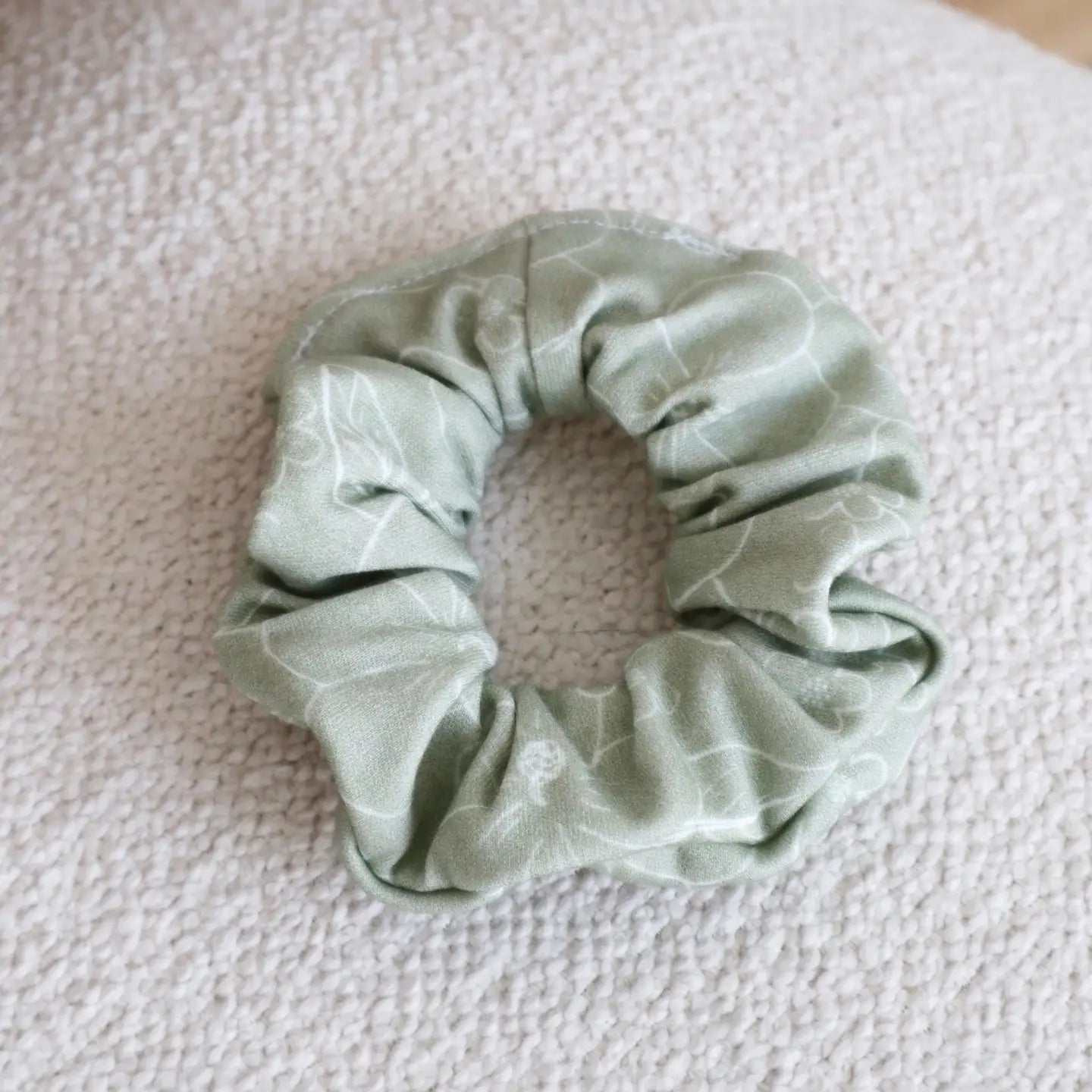 FREE WILD DAISY HAIR SCRUNCHIE