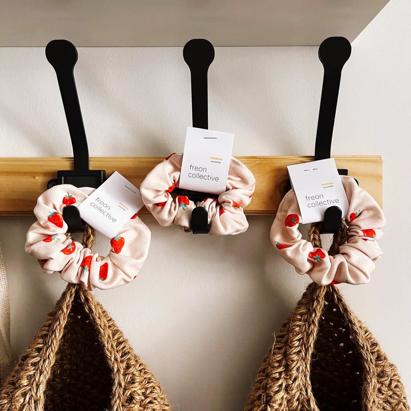 FREE WILD DAISY HAIR SCRUNCHIE